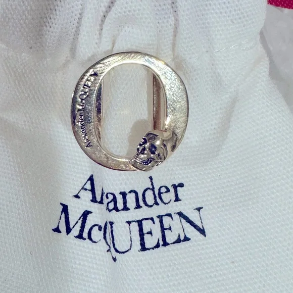 NEW Alexander McQueen Alphabet Skull Sneaker Charm in Gold “Letter O”. - Picture 3 of 7